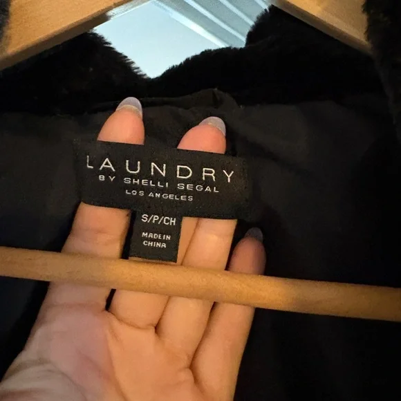 Laundry By Shelli Segal Black Faux Fur Cape - Picture 2 of 3